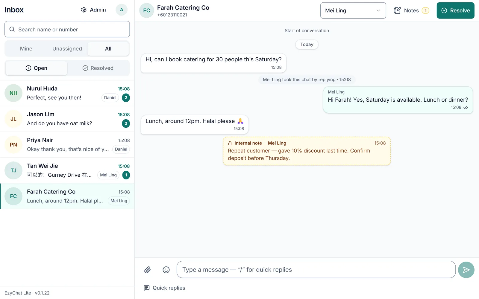 EzyChat Lite conversation with the Internal notes panel open beside the chat.